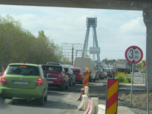 Autorităţile n-au reuşit nici acum să aducă gabara pentru TIR-uri